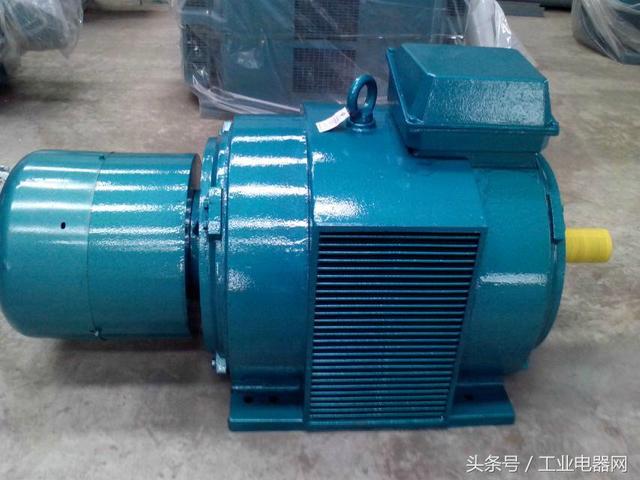 	电气百科：电机（马达）的基础知识大全之一	 	电机（英文：Electric machinery，俗称“马达”）是指依据电磁感应定律实现电能转换或传递的一种电磁装置。	电机在电路中是用字母M（旧标准用D）表示，它的主要作用是产生驱动转矩，作为用电器或各种机械的动力源，发电机在电路中用字母G表示，它的主要作用是利用电能转化为机械能