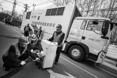 　　昨天下午，在顺义区高丽营一村，电力人员正在模拟煤改电村遇停电故障情况下的应急保障。 本报记者 邓伟摄　　北京“煤改电”用户已累计突破100万户，居民家中采暖全靠电力，那“煤改电”地区遇到停电情况怎么办，市民有任何使用中不懂的地方找谁？记者昨天从国网北京电力获悉，针对全市“煤改电”用户，已配备了150辆应急发电车，抢修人员半个小时内抵达现场，设立了1056位“电管家”，为村民答疑解惑、上门服务