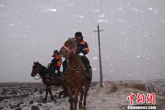 
　　國網(wǎng)昭蘇縣供電公司騎馬巡視輸配電線路?！@剛　攝

　　受強冷空氣影響，新疆27日遭遇一次惡劣暴雪大風(fēng)沙塵天氣入侵，雨雪天氣席卷北疆，大風(fēng)揚沙覆蓋南疆，烏魯木齊市區(qū)積雪厚度達到36厘米
