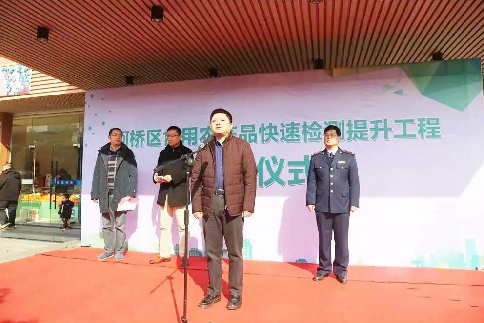 　　第三方检测团队在食品安全监管部门的授权下出入农贸市场开展食用农产品随机抽样检测，并将检测结果实时记录和反馈至食品安全监管部门，以便监管部门开展进一步的执法和监管，这种形式的食品安全快检外包服务近年来越来越多地被各地采用，成为一种创新的监管模式。  　　12月11日，浙江绍兴市柯桥区食品安全快速检测提升工程在当地举行了启动仪式，柯桥区市场监管局与食安科技的快检外包服务合作进入了正式的实施阶段