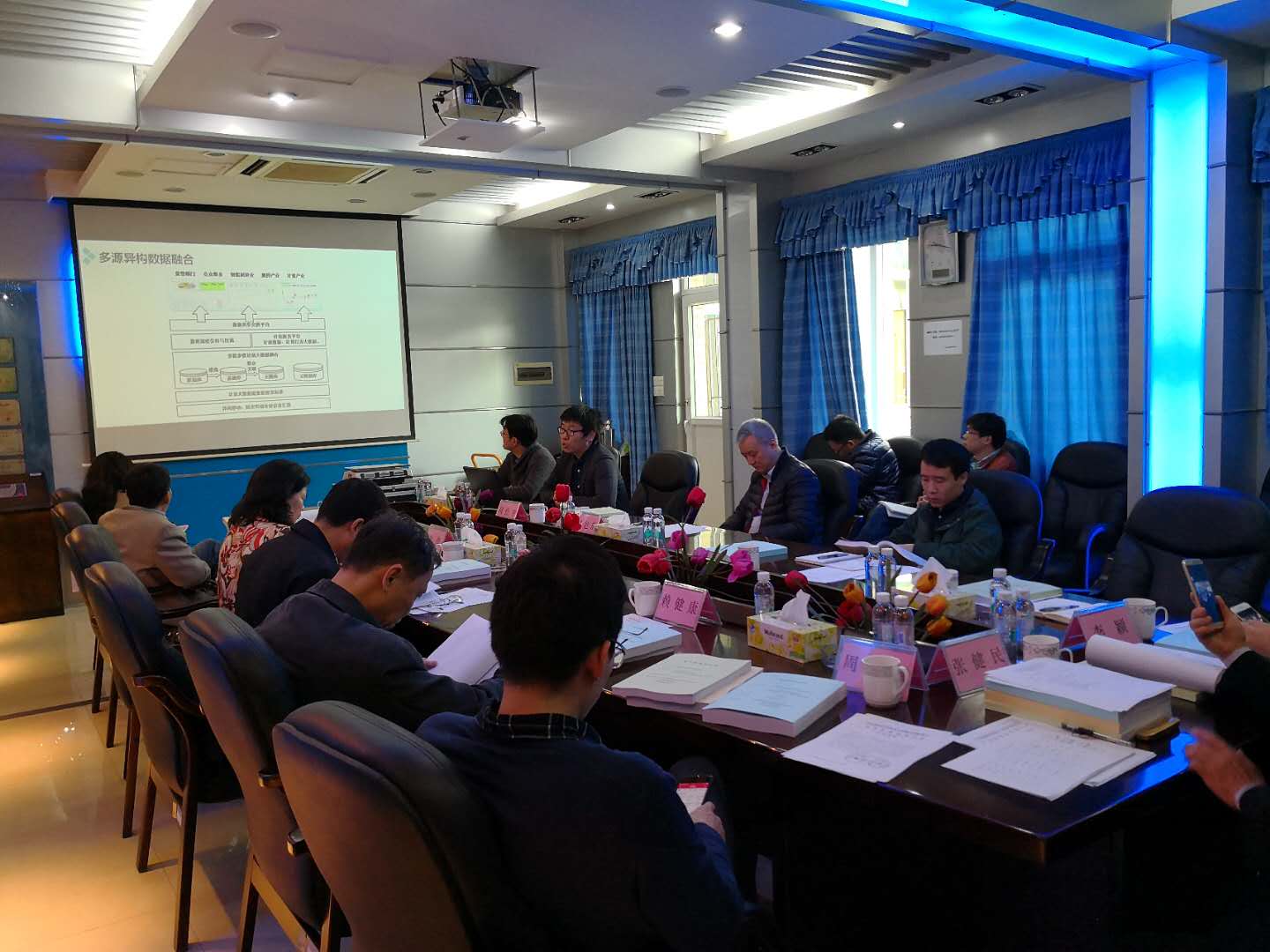 　　应广东省计量科学研究院/广东省现代几何与力学计量技术重点实验室申请，2017年12月27日，广州市仪器仪表学会、广东省测量控制技术与装备应用促进会联合在广东广州组织并主持由广东省计量科学研究院/广东省现代几何与力学计量技术重点实验室完成的《广东省计量大数据应用系统研究与应用》、《数字指示秤作弊检测平台研究与应用》两项目科技成果鉴定会。  (图片来自广州市仪器仪表学会) 　　鉴定会由广州市仪器仪表学会、广东省测量控制技术与装备应用促进会秘书长张健民高工主持，推选由华南理工大