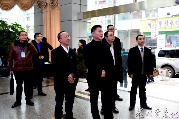 


邓斌在调度中心听取汇报
　　农村电气化网讯：12月27日下午，蓬溪县委书记邓斌携相关部门人员一行，对蓬溪公司节日保电、安全生产、生产经营等工作进行了调研。蓬溪公司总经理王晓明、党委书记彭虎等在家领导陪同