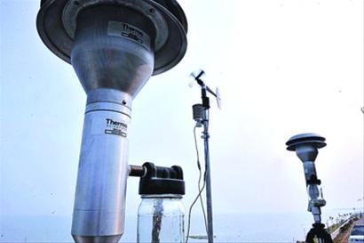 　　12月25日，由湖南省永州市环保局、市环境监测站及承建单位技术人员组成的验收组对蓝山县空气自动站升级改造项目进行验收。  (图片来源于网络，侵删) 　　验收组一行听取了项目承建方对空气自动监测站站房建设、仪器配置、系统功能及试运行的情况介绍