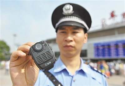 　　为进一步加强执法监督，规范执法行为，近日，内蒙古海南区地税局为征管一线和办税服务厅工作人员配置了执法记录仪。  (图片来源于网络，侵删) 　　执法记录仪集拍照、录音、摄像功能于一体，将在定额核定和调整、非正常户认定、文书送达等现场税收执法事项中实现全程记录，执法过程中执法人员、纳税人的言行以及相关涉税资料都成为记录对象