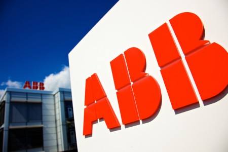 　　近日，工业自动化与机器人领域的两家跨国企业ABB和川崎重工宣布，将联合力量研究并推动协作机器人，特别是双臂协作机器人的发展。  (图片来自网络，侵删) 　　作为世界首个专注于协作机器人的合作，双方将继续独立生产和销售各自的产品，但将在技术研发和理念推广等领域展开合作，包括向政策制定者、非政府组织和公众普及协作自动化的优势，以及在安全、编程、通信等领域开发通用型行业解决方案