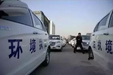 新環(huán)保部部長(zhǎng)李干杰上任后，立即提出了“五步法”環(huán)保督查的管理新思路，環(huán)保執(zhí)法力度越來(lái)越大。環(huán)保部近日通報(bào)，要將從嚴(yán)治理“散亂污”企業(yè)作為強(qiáng)化督查的重點(diǎn)內(nèi)容之一，對(duì)無(wú)法升級(jí)改造達(dá)標(biāo)排放的企業(yè)，今年9月底前一律關(guān)閉。下半年環(huán)保部將從嚴(yán)整治環(huán)保問(wèn)題，在史上最嚴(yán)“環(huán)保法”發(fā)威的同時(shí)，確保督查風(fēng)暴“五步法”見(jiàn)效，使企業(yè)守法逐步成為常態(tài)。