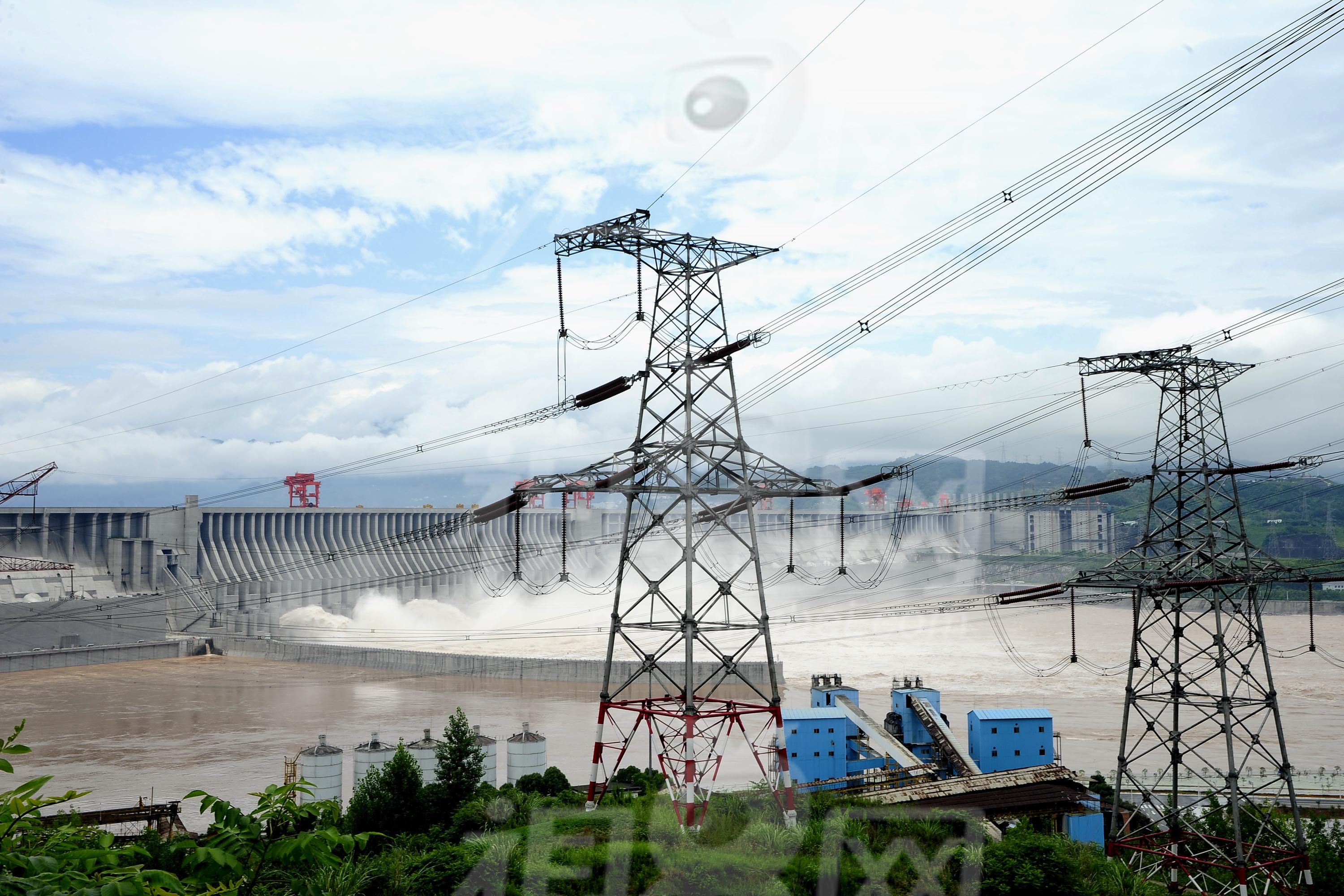 日前，長江電力發(fā)布《2017年第三季度發(fā)電量完成情況公告》顯示，第三季度長江上游溪洛渡水庫來水總量為655億立方米，較上年同期偏豐3.98%，三峽水庫來水總量為1672億立方米，較上年同期偏豐4.53%。

	

	第三季度，長江電力總發(fā)電量約753.62億千瓦時，較上年同期增加3.66%