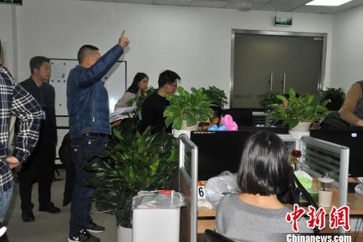 
            	12月31日，记者从重庆市公安局刑侦总队了解到，近日当地警方成功破获一起以贷款为名实施诈骗的特大电信网络诈骗案，全国各地1000多人被骗，涉案金额2000多万元。警方称，这是一个以零首付购车或贷款为名，诱使受害人缴纳开卡费、激活费等费用的骗局