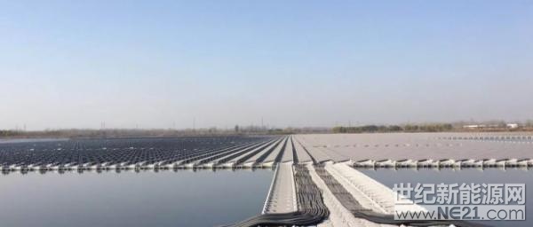 

12月30日，徐州沛县弘岳10MW水面漂浮发电项目一次性全容并网成功，这是协鑫新能源在江苏省并网的首座水面漂浮式电站，为在这个拥有广阔水域的省份开发利用太阳能提供了新的成功尝试。

沛县弘岳电站位于该县杨屯镇水面，上层光伏组件进行发电，鱼塘水面继续进行水产养殖，实现节约土地、绿色环保、生态养殖等多重效应