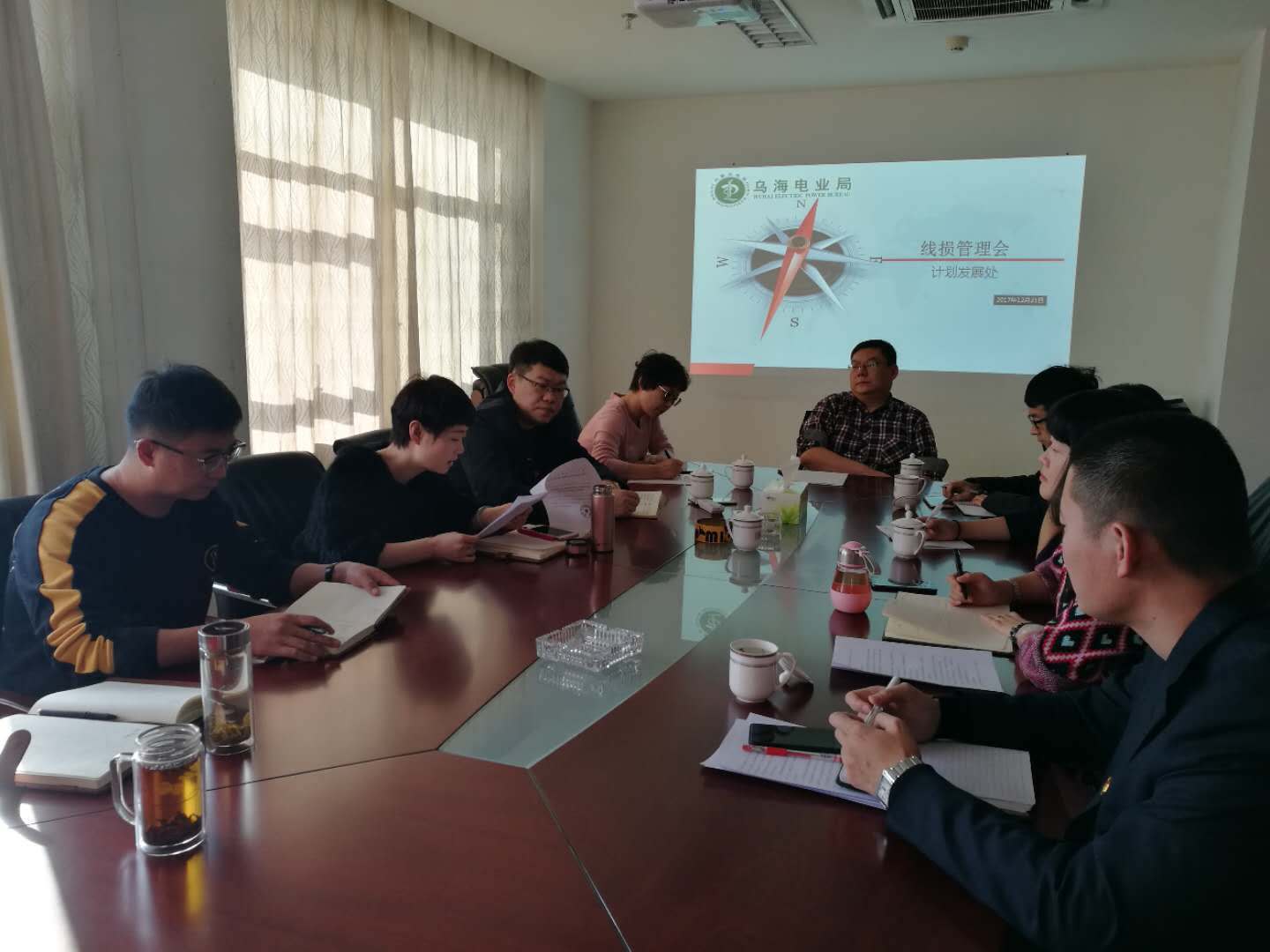                    　　近日,內(nèi)蒙古電力公司為了更好的反應(yīng)電網(wǎng)損耗的真實情況,統(tǒng)一安排于2018年1月起實現(xiàn)供售電量同期抄表發(fā)行,統(tǒng)計周期確定在每月26日零點?！　鹾ｋ姌I(yè)局計劃發(fā)展處第一時間根據(jù)文件要求, 安排布置相關(guān)工作，牽頭營銷處、調(diào)度管理處、大用戶管理處，計量中心等相關(guān)部門集中討論，明確各部門職責,針對2018年實現(xiàn)供售同期抄表實施過程中從在的問題及注意事項進行了分析，并制定了相關(guān)機制措施