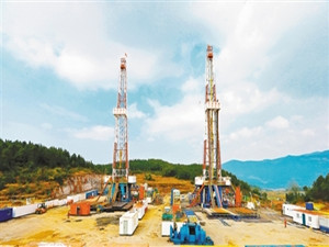
                
	
                    
	近日，涪陵液化天然气（LNG）工厂装置进原料气阀门打开，标志着全国首个页岩气LNG工厂进入试运行阶段。

	

	据悉，涪陵LNG工厂是中石化和重庆市政府联合开发的重点工程项目，产能设计300万立方米/天，年产液化天然气68万吨，分3期建设