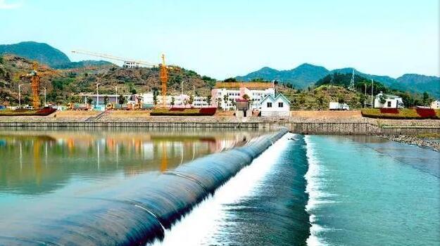 　　记者从浙江省温岭市水利局了解到，经过近两年建设，温岭“智慧水务”终端项目近日通过竣工验收。其中水雨情监测网作为该项目的重要组成部分，在原有80个各类水雨情监测站点的基础上，新增水库(山塘)水雨情监测点100个、雨量监测点310个、村口河道(溪堤)水位监测点251个、低洼积水监测点40个、墒情监测点16个等