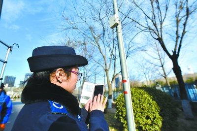　　2018年1月3日，记者从北京市经济技术开发区获悉，开发区已陆续布设129个空气质量小微站，这些24小时在线的空气微站组成的“天网”将实时监测PM2.5。  环保执法人员正在使用手机APP观测环境数据