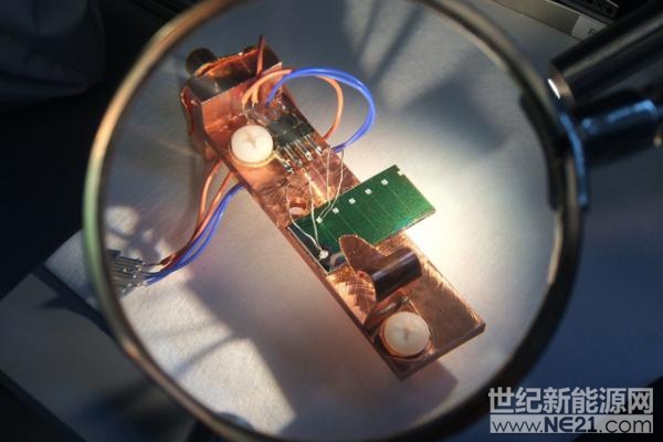 麻省理工学院(MIT)的一个研究小组声称已经开发了一个新型快捷的评估新光电材料的效率方法，以避免长期，昂贵和耗时的实验室样品测试评估。

科学家们说，这一过程是基于一系列工具，这些工具依赖于一连串相对简单的实验室测试，结合计算机建模的材料物理属性，以及基于贝叶斯推理的统计方法的附加建模，允许基于每个新测量来改变每个参数的估计