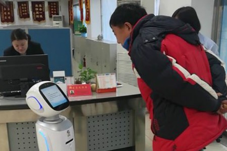 　　北京顺义区首个智能政务服务机器人在顺义区投资服务中心“上岗”。机器人不但可以进行口头互动咨询，还可以通过推送图片、播放视频等方式向办事群众提供政务服务流程
