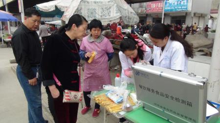 　　记者从内蒙古自治区包头市食药监局获悉，自2017年7月12日启动农贸市场食品监督快检全覆盖工程以来，包头市在48个农贸市场共检测食用农产品30576批次，其中合格30533批次，不合格43批次，其中，农残不合格19批次、兽残不合格3批次、病害肉不合格21批次，合格率为99.86%。针对抽检不合格的食用农产品，食品药品监管部门已对其进行了下架销毁，并溯源处理