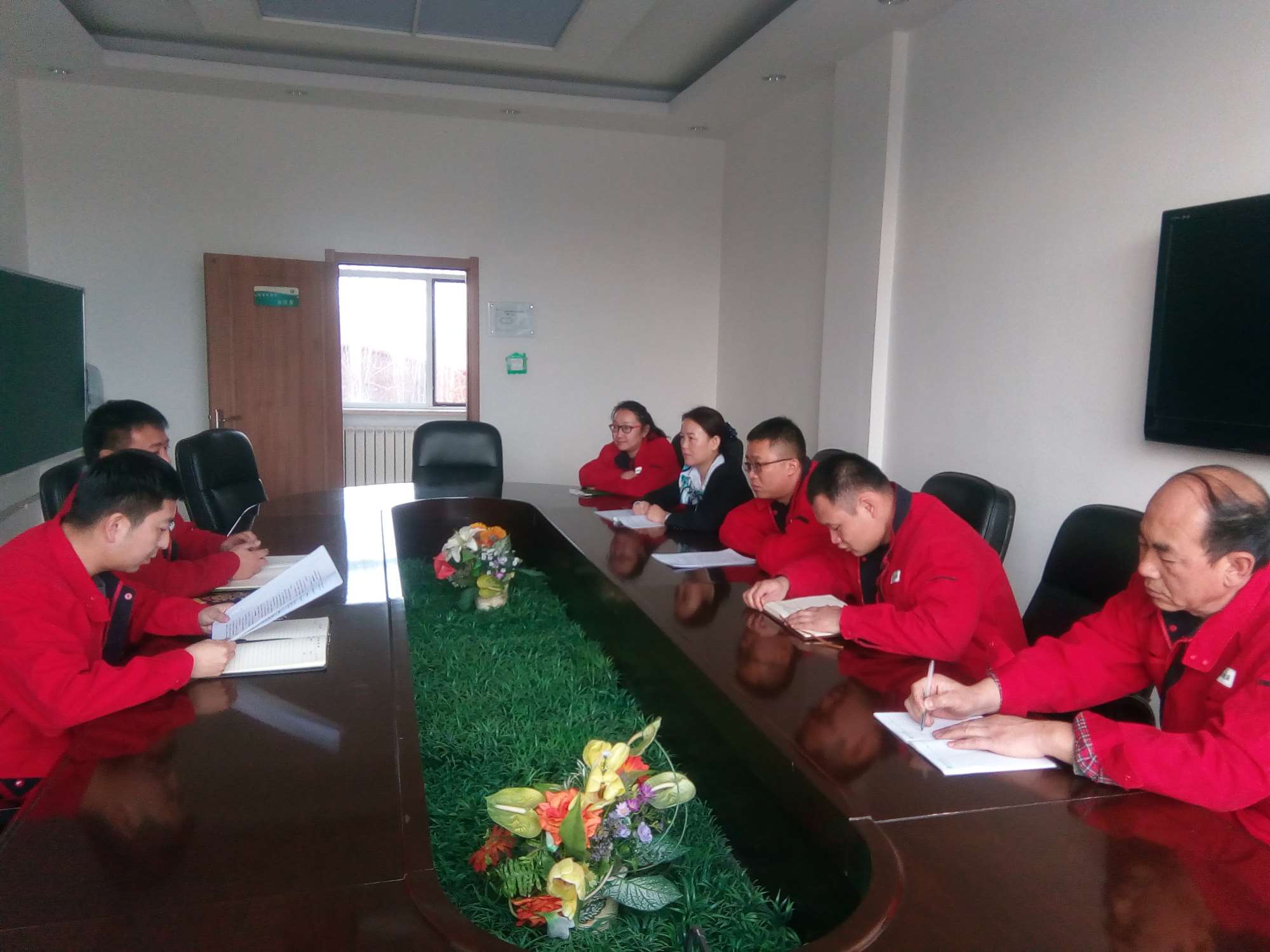                       　　为宣传贯彻党的十九大精神，深入贯彻学习《新时代产业工人队伍建设改革建设方案》，大力弘扬劳模精神、劳动精神和工匠精神，掀起学习“大国工匠”先进事迹的热潮，近日，乌海电业局海南农电所按照乌海电业局工会工作要求，采取集中学习方式以“大国工匠——能源化学地质篇”为重心进行了学习。　　通过对“大国工匠——能源化学地质篇”各类先进人物的学习，让我们了解到在能源地质化学领域具有劳模精神、工匠精神的人物代表32位：创新路上的追梦人---游弋、煤