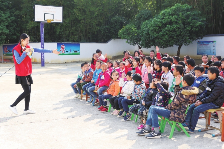 
　　深圳供電局志愿者到對口扶貧的河源市紫金縣四聯村為小學全校師生送去電亮安全環(huán)保奇幻布偶劇。

　　廣東省河源市紫金縣四聯小學學生李曉玲展示了“情暖四聯電亮未來”黑板報
