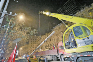 　　行走在北京景山大街、崇文門大街、兩廣路沿線等多條主干道路和支路胡同，不經意間，電力線、通信線混雜而成的黑色“空中蜘蛛網”正從我們的視線中消失，紅墻黃瓦下，北京城的藍天美得更加純粹。

　　架空線入地 首都更美麗

　　2017年12月27日，北京西城區(qū)南線閣街架空線入地施工現場