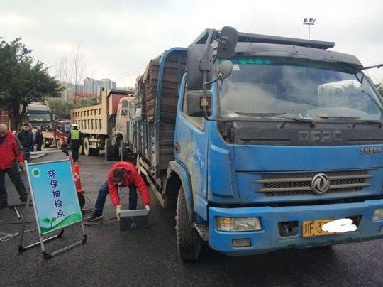 　　“师傅，麻烦停车接受检查。”1月4日，四川成都成华区龙港路上，被拦停的货车通过管道与一块白色仪器连接