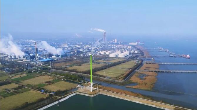                                     日前，国内首个140米钢塔筒分散式风电项目在江阴批量投运――比邻鳞次栉比的热电厂开发分散式风电，电量自发自用、余电上网的模式成为该项目最大的亮点，也突破了内陆城市周边地区不可开发风电的传统认知，凸显风电开发新趋势。据悉，该项目采用远景能源140米钢塔筒EN-131/2.2MW中压智能风机，出口电压10kV，直接接入10kV配电网，无需箱变，首台风机已于2017年12月8日投产，到2017年12月31日，已批量投运4台140米钢塔筒EN