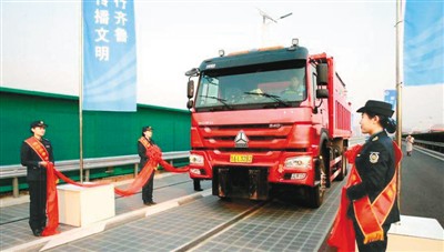  
“中国首条光伏高速”试验路段开通仪式现场 中新社发

    
    “太阳能光伏”和“高速公路”是我们在社会生活中经常接触到的。前者直接把太阳光转化为电力，为人们提供了新型绿色能源；后者则极大地变革人们的出行方式、提高了出行效率