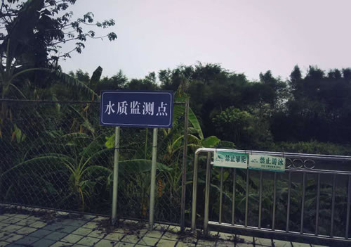 　　流量计检测污水排放量多少，在线检测装置监控污水指标是否超标，在企业总排放口安装这两类仪器设备，就能轻松监控企业排污超标状况。在浙江慈溪市龙山镇龙山工业区内，该镇对15家重点排污企业进行的“门户管理”，已经试点运行3个多月，取得了较好的成效
