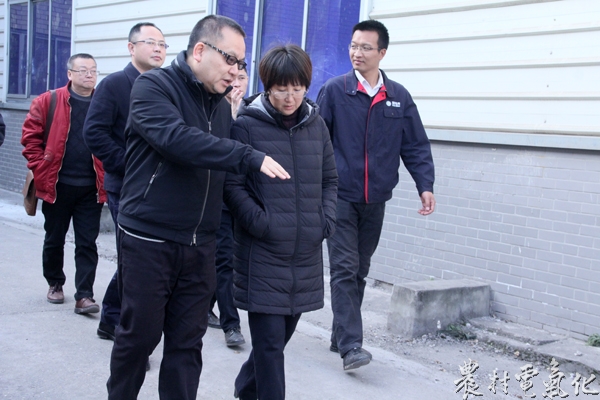 

　　农村电气化网讯：“目前工程进度如何，存在哪些方面的问题…”“工人们的身体和心理状态一定要掌握好，做好现场施工管控，各级管理人员一定要密切注意安全，与施工队伍‘同进同出’！施工中要把安全生产放在首要位置，严格遵守各项安全规定，确保工程顺利进行。”1月8日，国网资阳电力公司总经理、党委副书记涂辉一行来到乐至县三合乡文广线组塔施工现场进行安全督查，了解施工进度等工程概况，关心慰问施工队伍人员
