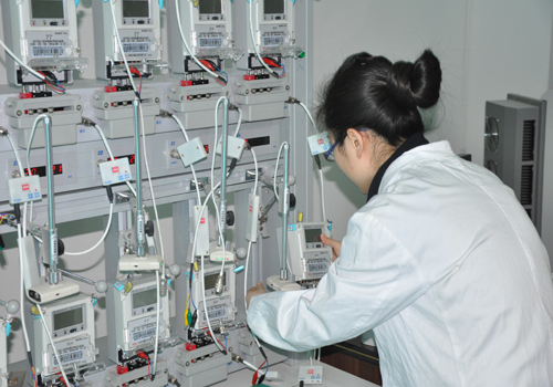 　　为进一步加强对水表、电能表、燃气表和热能表的监督管理，切实维护广大人民群众的合法权益，宁夏银川市市场监督管理局在全市开展了民用“四表”计量专项监督检查。  (图片来自网络，侵删) 　　宁夏银川市市场监督管理局主要检查在用民用“四表”是否存在未经首次检定或者首次检定不合格就安装使用的违法行为、是否存在利用民用“四表”进行计量作弊等违法行为；计量检定机构开展民用“四表”的强制检定工