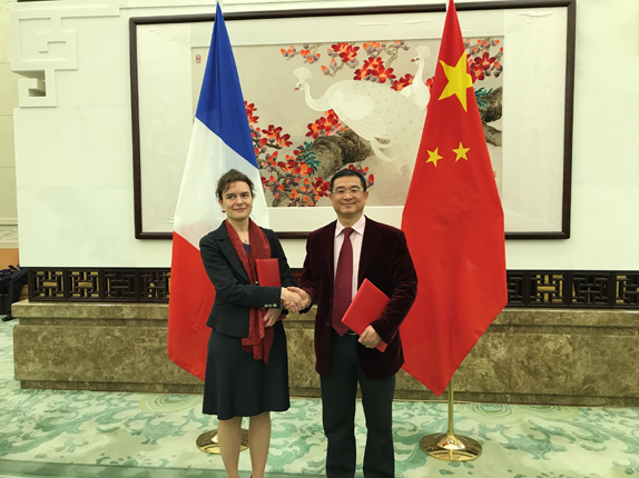 　　  中国能源报┃1月9日，在法国总统马克龙对中国进行国事访问期间，江苏林洋能源股份有限公司作为当天签约的唯一一家中国能源企业与法国ENGIE集团签署战略投资协议。 　　2018年1月9日，法国总统马克龙对中国进行国事访问期间，在我国商务部长钟山、外交部副部长王超，法国欧洲和外交部长勒德里昂、法国经济和财政部长勒梅尔的共同见证下，林洋集团总裁、江苏林洋能源股份有限公司董事长陆永华与法国ENGIE集团中国区董事长兼CEO夏澜女士（Ms. Charlotte Roule）在北京