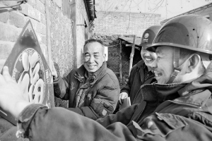 
　　藁城區(qū)供電公司臺區(qū)經理上門服務返鄉(xiāng)客戶。 吳煒 攝

　　2017年，河北石家莊供電公司在試點先行的基礎上，本著挖內涵、抓根本、求實效、見效益、創(chuàng)模式的原則，以優(yōu)化管理為根本，以信息化為支撐，以提升服務為目標，走出了一條管理快捷高效、員工一專多能、服務全面提升的“全能型”鄉(xiāng)鎮(zhèn)供電所創(chuàng)建之路