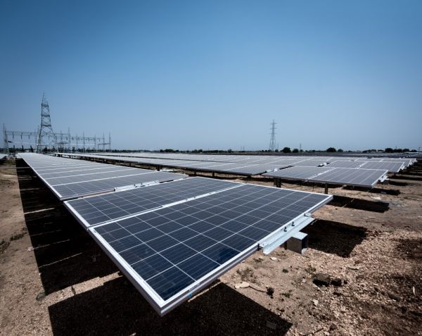
	　　印媒稱，印度保障措施總局（DGS）建議在200天內(nèi)對進口太陽能電池——無論是否組裝成模塊還是電池板——征收70%的保護稅，因為“印度進口數(shù)量越來越大，并且進口條件會對國內(nèi)制造業(yè)造成或可能造成嚴重傷害”。

	　　據(jù)《印度快報》網(wǎng)站1月10日報道，印度約90%的太陽能電池依靠進口，其中主要來自中國