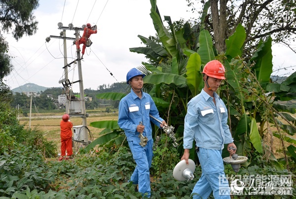 前不久，凤冈县土溪镇鞍山村建成了该县历史上的首座光伏发电站投用，这意味着鞍山村集体经济又将多一笔稳定收入。该电站是国家重点扶贫项目，总投资20多万元，占地面积400多平方米，年发电3万多千瓦时，已与南方电网并网