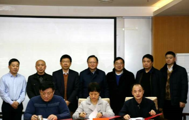 　　1月9日下午，湖南邵阳经济开发区管理委员会与西安斯维特测量设备股份有限公司、咸阳中电彩虹集团控股有限公司三方，就视觉测量机器人研究院项目举行签约仪式。市委书记、市人大常委会主任龚文密，中国电子信息产业集团有限公司(CEC)总经理助理，彩虹集团董事长、党委书记朱立锋见证签约