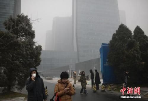 
            	据环保部网站消息，根据预测预报，京津冀及周边地区1月12日至17日将出现重度污染天气。环境保护部已向北京、天津、河北、山西、山东、河南省（市）人民政府发函，通报空气质量预测预报信息，要求各地根据实际情况，及时启动相应级别预警，切实做好重污染天气应对工作