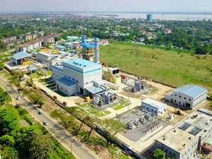 
                
	
                    
	近日，由中國電建總承包的緬甸仰光達(dá)吉達(dá)110兆瓦聯(lián)合循環(huán)燃機(jī)電站一期項(xiàng)目并網(wǎng)發(fā)電，機(jī)組順利進(jìn)入全面帶負(fù)荷試運(yùn)行，受到緬甸政府及業(yè)主各方的高度稱贊。

	

	據(jù)悉，該聯(lián)合循環(huán)燃機(jī)電站項(xiàng)目是緬甸新政府與中國簽訂的首個(gè)能源工程項(xiàng)目，總裝機(jī)容量為500兆瓦，其中一期工程額定裝機(jī)容量110兆瓦，采用技術(shù)先進(jìn)的GE 6FA燃機(jī)，項(xiàng)目建成后將成為仰光地區(qū)的主力發(fā)電廠和緬甸發(fā)電效率最高的發(fā)電機(jī)組，為仰光地區(qū)提供年均72億度的電力供應(yīng)，將