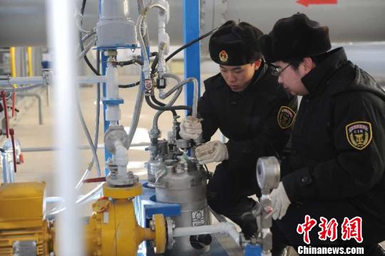 　　2018年1月起，经中俄原油管道进口的俄罗斯原油水含量检测改用新标准。　钟欣　摄　　中新网哈尔滨1月12日电 (李国军 记者刘锡菊)12日，记者从黑龙江出入境检验检疫局获悉，在中方检验检疫部门的努力下，2018年1月起，经中俄原油管道进口的俄罗斯原油水含量检测改用新标准，我国的经济利益和能源安全得到进一步维护