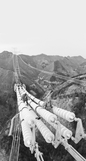 銀色巨龍?jiān)角貛X――昌吉―古泉特高壓陜3標(biāo)段建設(shè)現(xiàn)場(chǎng)走筆　　施工人員在導(dǎo)線上作業(yè)。 　　開(kāi)欄的話：從千里沃野到莽莽群山，從東海之濱到天山腳下，一基基鐵塔拔地而起，一條條銀線伸向遠(yuǎn)方，電能為決勝全面建成小康社會(huì)注入強(qiáng)勁的動(dòng)力