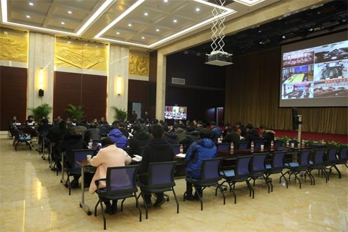      　　本网讯（王飞）1月11日下午，湖北能源在能源大厦3楼多功能厅组织召开2017年度安全生产工作视频会议。三峡集团总经理助理、湖北能源党委书记、董事长肖宏江，副总经理成韬、张雪桂、孙贵平，总法律顾问、董事会秘书周江出席会议