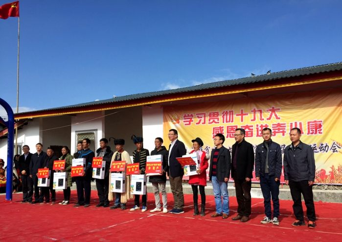      　　本网讯（吕欢）近日，根据《凉山州人民政府关于同意昭觉县西洛村等500个贫困村退出的批复》，三峡集团金沙江区域的四个精准扶贫帮扶村之一——雷波县马湖乡唐家山村正式脱贫出列。                         　　自三峡集团帮扶大杉坪村于2016年提前一年脱贫出列以来，在始终坚持脱贫不脱政策，持续巩固大杉坪脱贫成果的同时，2017年起承担了雷波县马湖乡唐家山村的精准扶贫任务