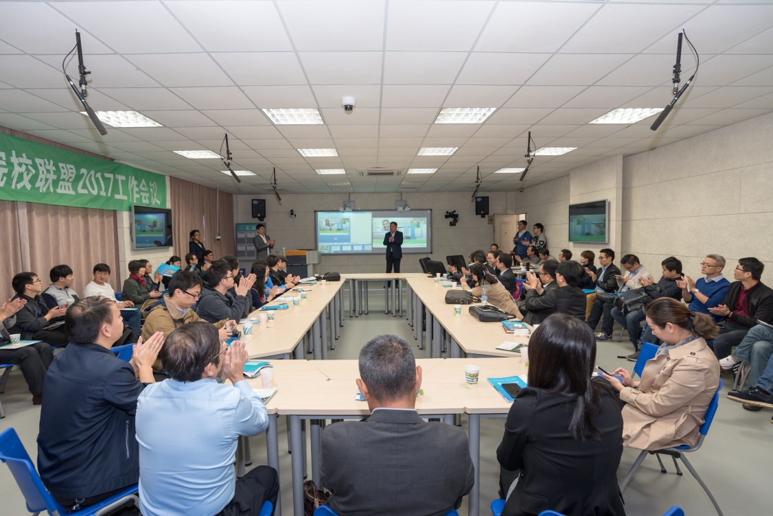 　　近日，全球能效管理与自动化领域数字化转型的领导者施耐德电气在江苏苏州职业大学召开高职院校合作工作会议，并于会上正式成立高职院校联盟，首批共有18所大专院校加入。通过与更多高校展开紧密合作，施耐德电气将为工业数字化和自动化领域培养更多专业技术人员，旨在建立可持续发展的工业数字化人才生态圈，助力推进工业数字化转型