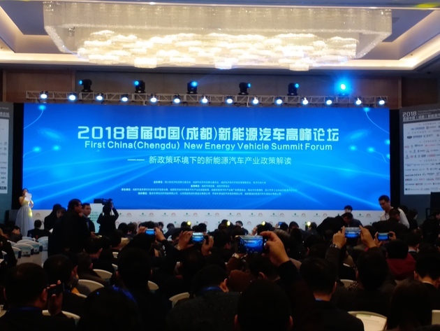 
	中国储能网讯：2017年初，当业内预计当年新能源汽车产销量将达70万辆时，曾有不少质疑之声。但日前，2017年新能源汽车产销数据出炉，据中汽协数据显示，2017年中国新能源汽车产销量分别达到79.4万辆和77.7万辆，同比分别增长53.8%和53.3%