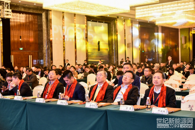 由365光伏主辦，協(xié)鑫集團(tuán)有限公司聯(lián)合主辦的“第五屆中國(guó)光伏行業(yè)年度頒獎(jiǎng)典禮”于1月15日至16日在蘇州皇家金煦酒店隆重舉行?，F(xiàn)場(chǎng)會(huì)議齊聚了數(shù)百家行業(yè)領(lǐng)先企業(yè)，共計(jì)800多人與會(huì)，共話光伏今與明