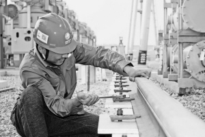 建設(shè)最好的變電站――山東電網(wǎng)500千伏嶧城變電站建設(shè)見(jiàn)聞　　　　500千伏嶧城變電站位于山東省棗莊市東南約31千米，本期安裝1組1000兆伏安主變，遠(yuǎn)景規(guī)劃4組；新建500千伏出線4回、遠(yuǎn)景規(guī)劃8回，220千伏出線8回、遠(yuǎn)景規(guī)劃16回；無(wú)功補(bǔ)償安裝低壓電容器3×60兆乏、遠(yuǎn)景規(guī)劃12組，低壓電抗器3×60兆乏、遠(yuǎn)景規(guī)劃8組。嶧城變電站的建成投運(yùn)，將有效改善棗莊地區(qū)電網(wǎng)結(jié)構(gòu)，提高供電可靠性
