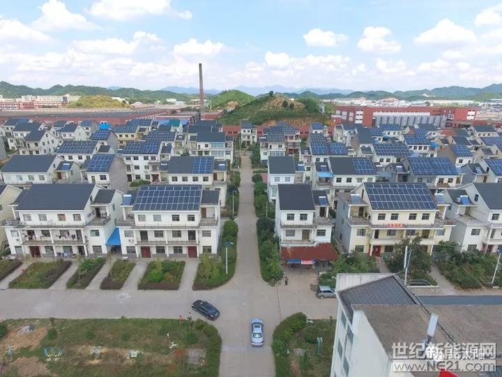  2017年，中國(guó)光伏新增裝機(jī)量超50GW，其中分布式近20GW，驚人的增速與傲人的成績(jī)，說(shuō)2017年是家庭光伏元年一點(diǎn)也不為過(guò)。這一年發(fā)生了很大的改變，不斷緊縮的指標(biāo)隨著630的結(jié)束，集中式的時(shí)代過(guò)去了，技術(shù)升級(jí)與成本降低加上政策利好，讓分布式光伏撐起了17年光伏發(fā)展的曲線