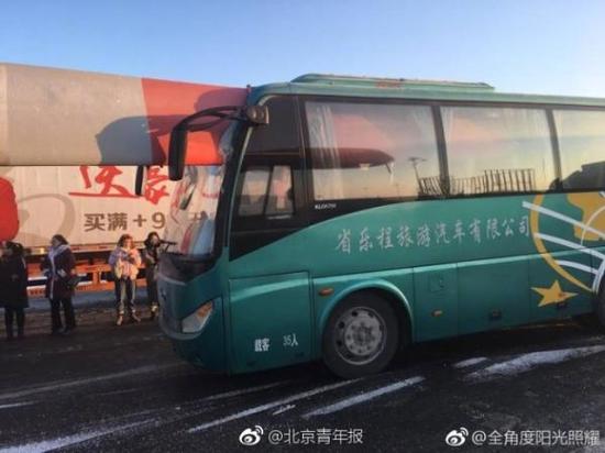 
            	18日上午，吉林的史先生告诉北青报记者，上午7点40左右，他在珲乌高速桦皮厂服务区附近加油时，听到外面传来撞车的声音，“我跑过去，看到服务区的空地上有一辆大客车，车头扎进了一个风力发电机的扇叶上。”史先生给北青报记者提供的照片显示，扇叶被平放装在一辆运输车上，扇叶尾端从大客车司机座位上方穿进大客车内