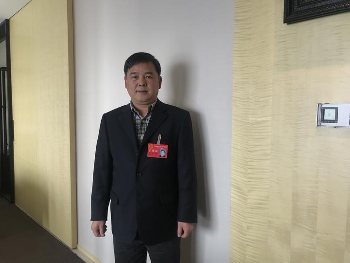 　　浙江宁波“两会”上，宁波市人大代表、国网宁波电力小草奉化服务队队长周国军十分关心社会公共事业服务工作，他建议，要积极推进新建住宅小区水表、电表、气表、热表等“多表合一”建设，促进智能楼宇和“互联网+”智慧能源发展，提升社会公共事业服务水平。  图为浙江宁波“两会”代表周国军 　　在周国军看来，“多表合一”建设有重要的意义