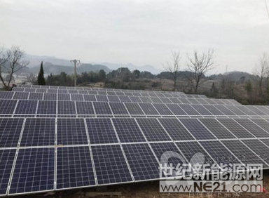  “這一排排的鐵疙瘩是啥啊?”

“這物件能發(fā)電，發(fā)了電賣給國家，電費(fèi)給咱。”

“屋頂上安裝光伏組件就能發(fā)電，不用人操心，每天都會有錢掙