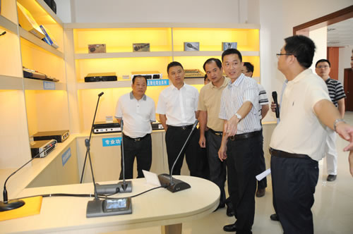 　　近日，广东梅州市质量计量监督检测所承担筹建的广东省质量监督电声产品检验站(梅州)正式通过现场验收。  (图片来自网络，侵删) 　　专家组对省质量监督电声产品检验站(梅州)的技术能力、团队建设、科研能力、运行状况、影响力和权威性、地方政府支持等六方面工作和筹建任务书完成情况进行了现场审核，认为该站已完成筹建工作，实验室环境良好，关键检测设备达到先进水平