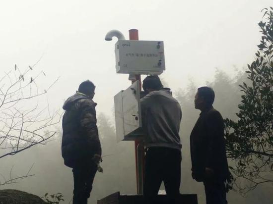 　　近日，广西桂林市又一大气负离子自动监测站建成并投入运行，这是桂林市第四个监测站。  图片来自新浪广西 　　那么，什么是大气负离子自动监测站？ 　　大气负离子自动监测站，主要监测空气中的负离子浓度